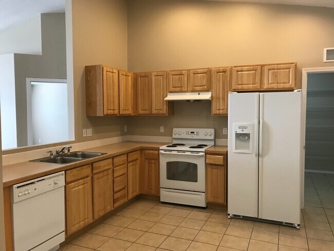 Building Photo - 3 bed/ 2 bath... 2 car garage... Single Level...In the Meadowbrook Subdivision.
