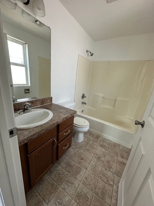Building Photo - Single Level 3 Bedroom 2 Bath Unit With Ne...