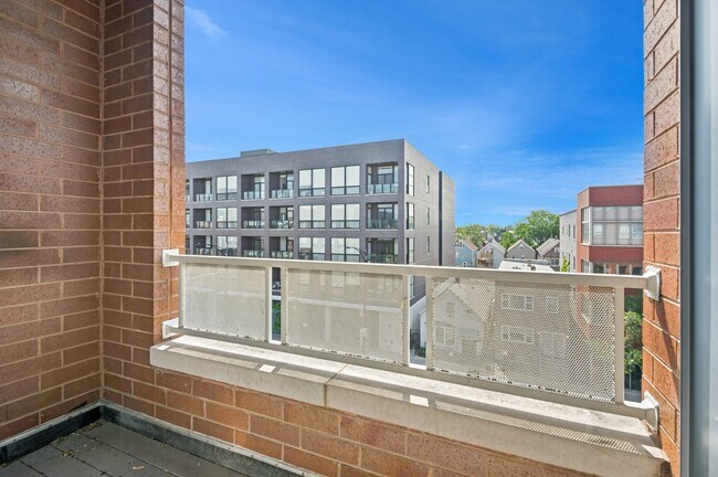 Building Photo - 1719 N Western Ave