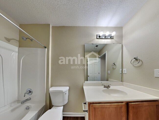 Building Photo - 221 Timberwood Dr