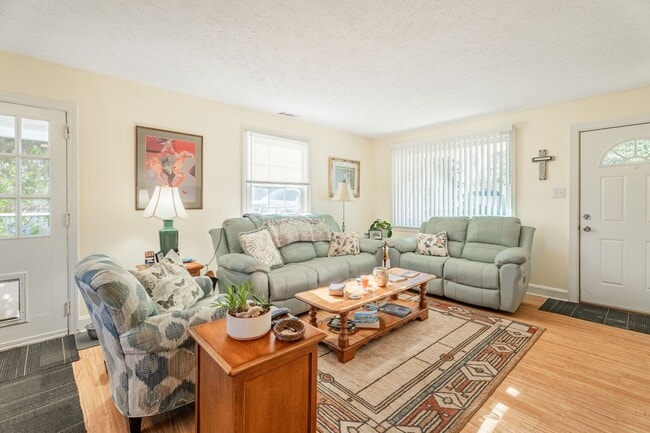 Building Photo - 104 Sharyn Ln