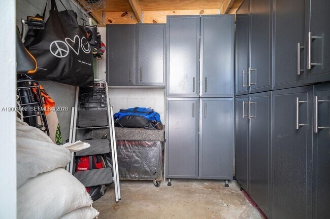 Building Photo - 1123 Bay Dr