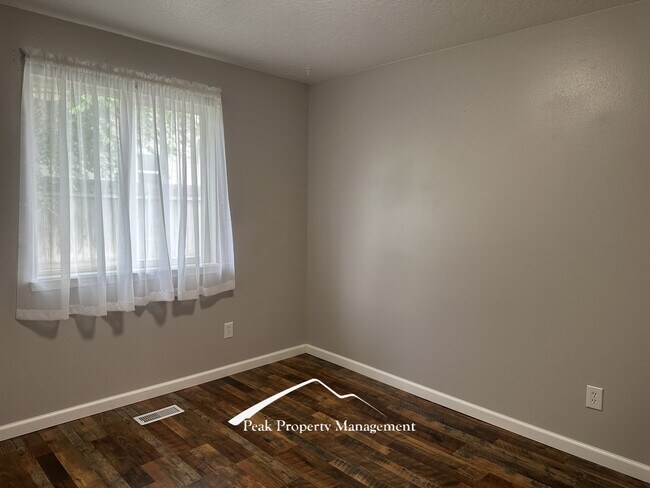Building Photo - 614 Alturas St