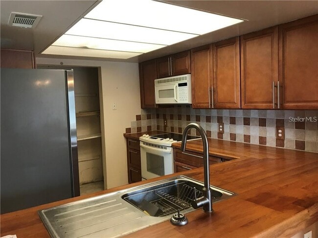Building Photo - 4559 Lakeway Dr