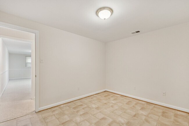 Building Photo - Spacious, Renovated Townhome Near Vienna M...