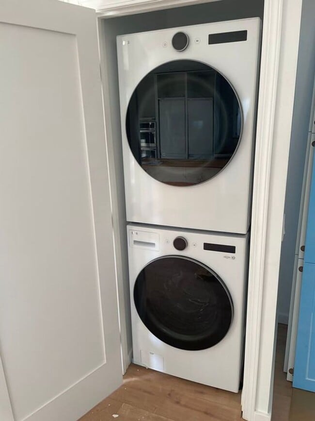 Building Photo - Furnished Master Suite Near Manhattan Beach! All Utilities & Internet Included!