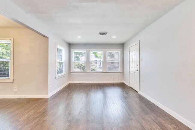 Building Photo - 1201 W 40th St