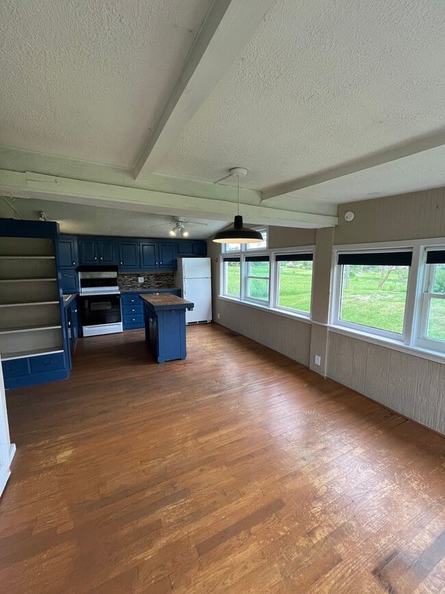Building Photo - 3-bedroom, 2-bath single-family home located in Greencastle