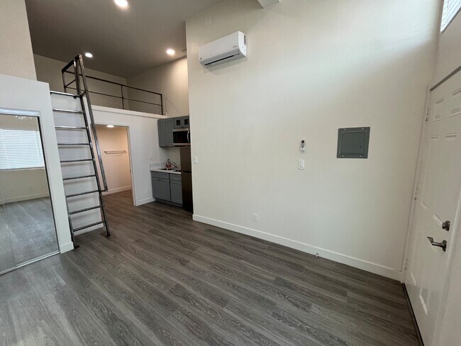 Building Photo - Modern, Large Studio with A/C & High Ceili...