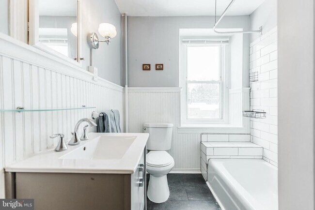 Building Photo - 452 Renfrew Ave