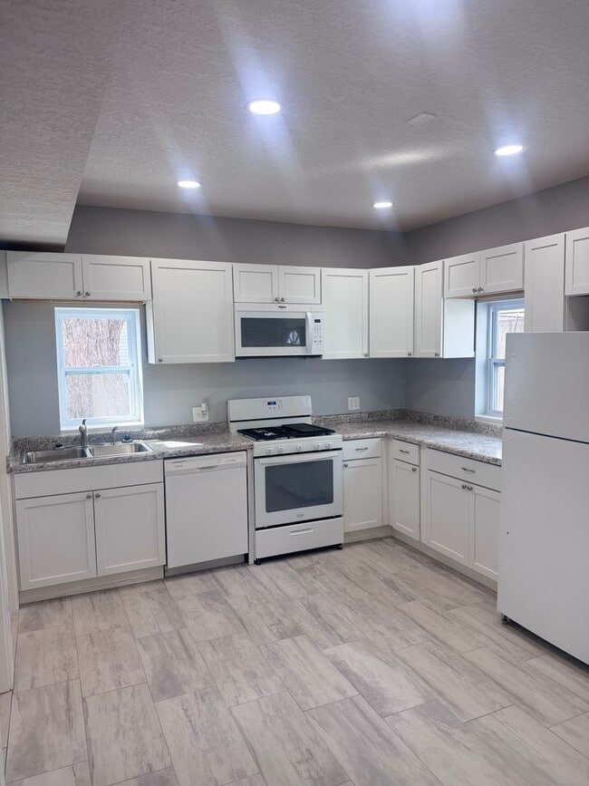 Building Photo - Remodeled 4 Bedroom 1 Bathroom Home