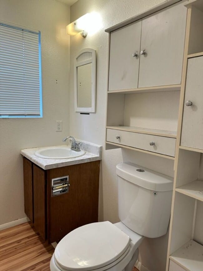 Building Photo - Spacious 6BD 2BA House