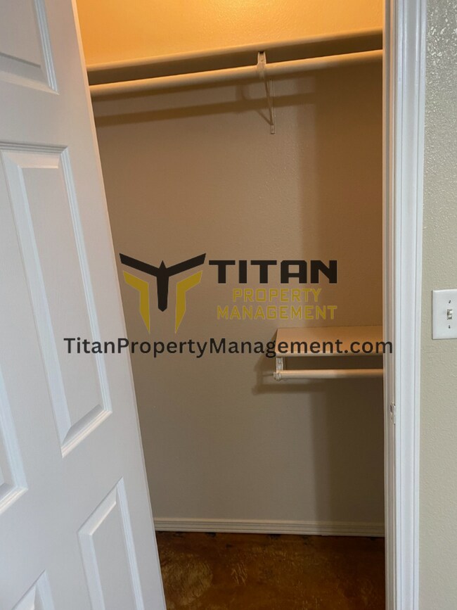 Building Photo - 3b/2b house