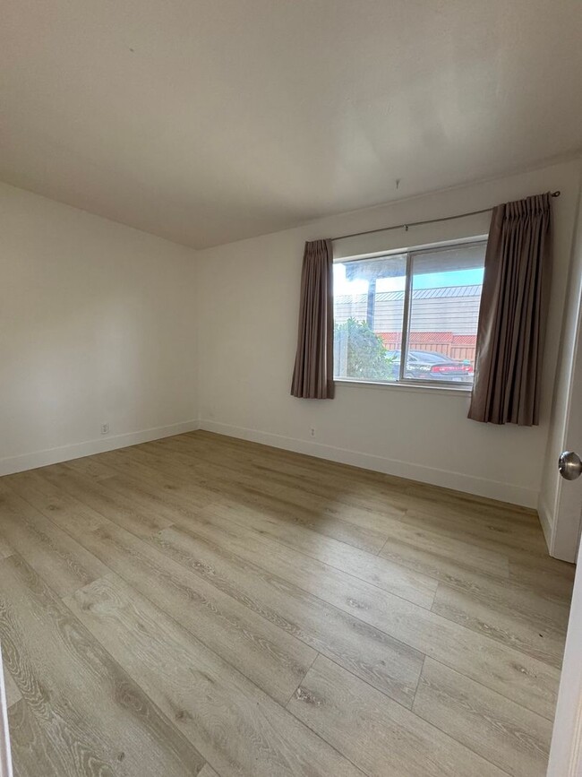 Building Photo - Adorable 2 bed 1 bath unit located in a 4 Plex close to Downtown Vacaville!!