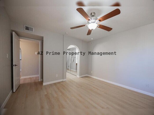 Building Photo - 1880 E Morten Ave