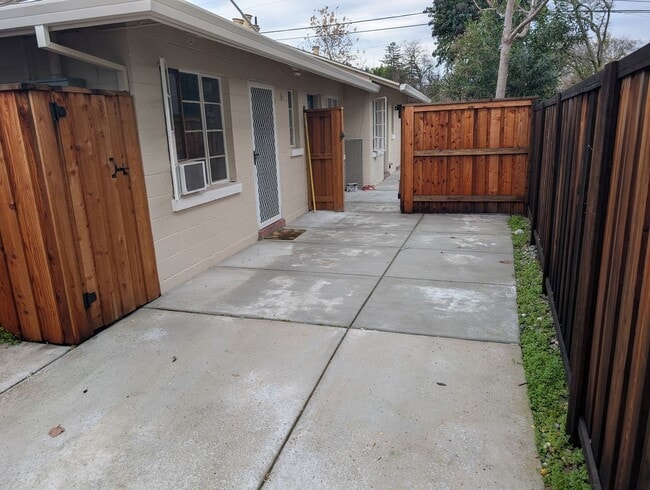Building Photo - Studio in Central Davis