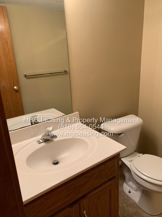 Building Photo - A Bright, Comfortable Split-Level Home in a Convenient Raymore Location - Available April 24