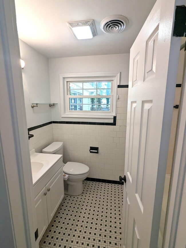 Building Photo - 222 Patrician Dr