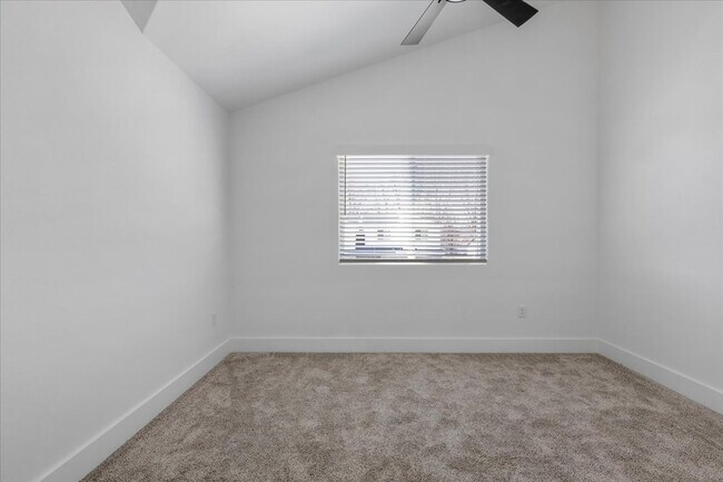 Building Photo - 717 Sun Meadow Dr