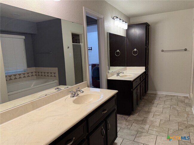 Building Photo - 621 S Roy Reynolds Dr