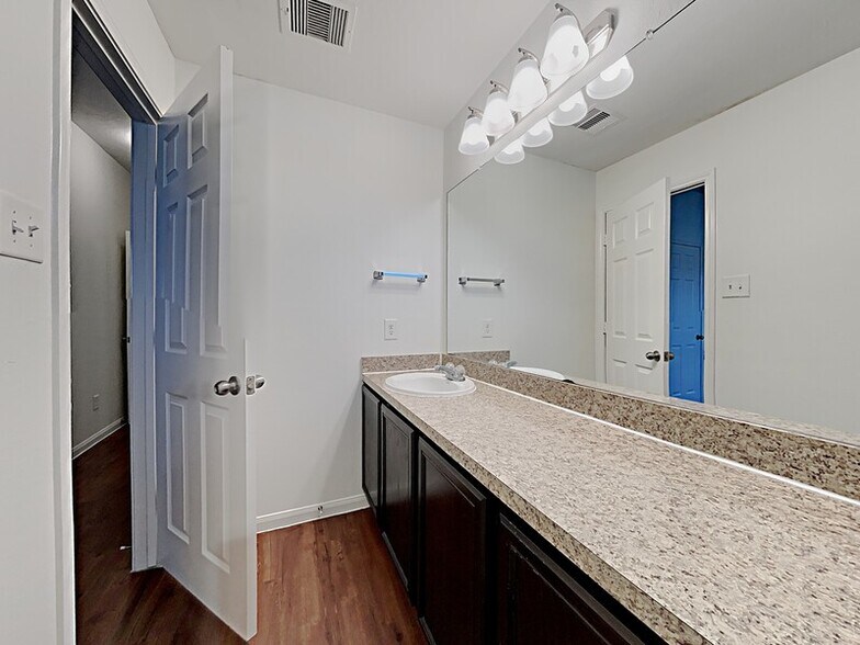 Building Photo - 2415 Hiacintas Way