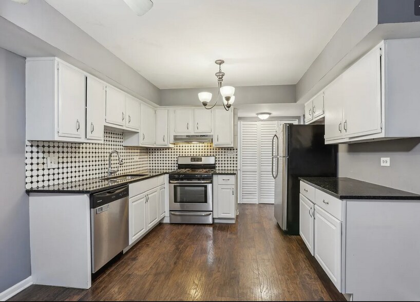 Building Photo - 1945 Hancock Dr