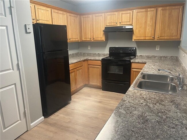 Building Photo - End unit in Creekview Commons