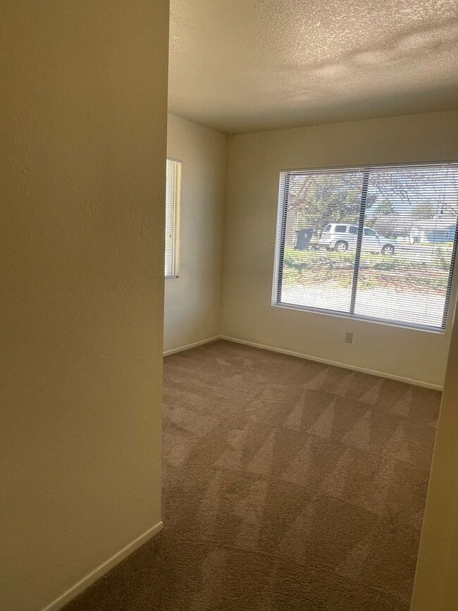 Building Photo - 3 Bed 2 Bath Contact Property Pros Realty ...