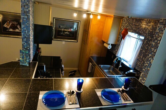 Building Photo - Furnished 2 bedroom Condo with view of Lake Union