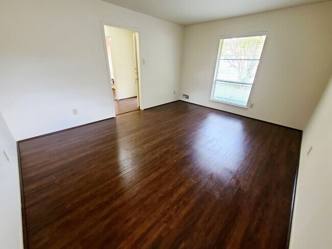 Building Photo - 2 Bed, 2 Bath Duplex near White Rock Lake!
