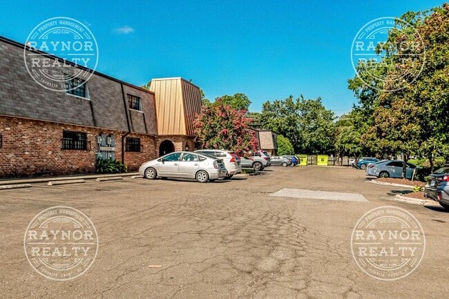 Building Photo - 807 W Trinity Ave