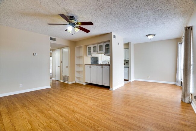 Building Photo - 500 E Riverside Dr