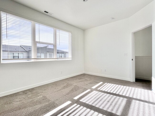 Building Photo - Beautiful Modern Townhome in American Fork!