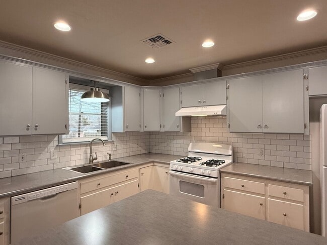 Building Photo - 204 Meadow Ln