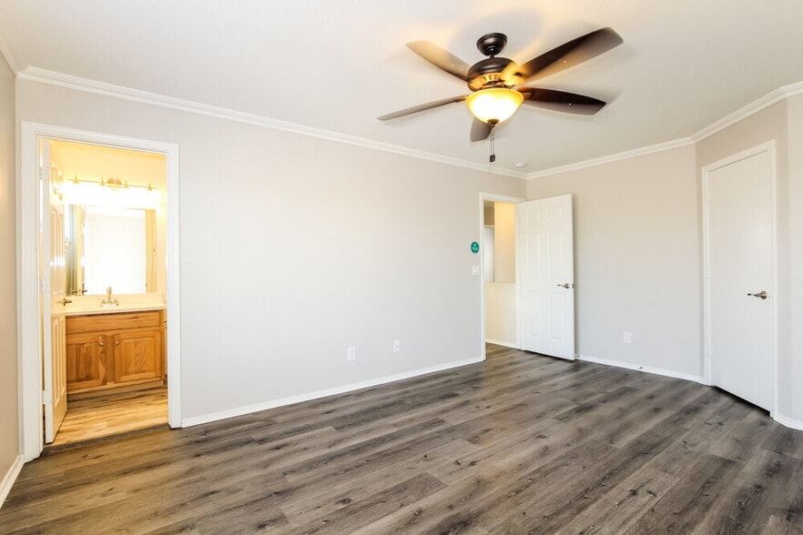 Building Photo - 10945 E Clovis Ave