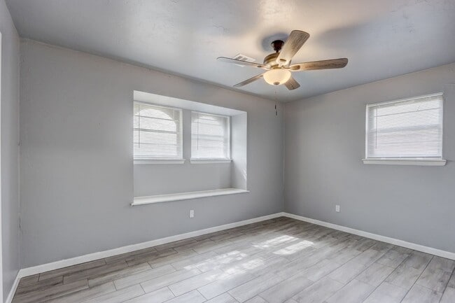 Building Photo - This Cute and Cozy 4 Bed, 2 Bath Home is Available now!!