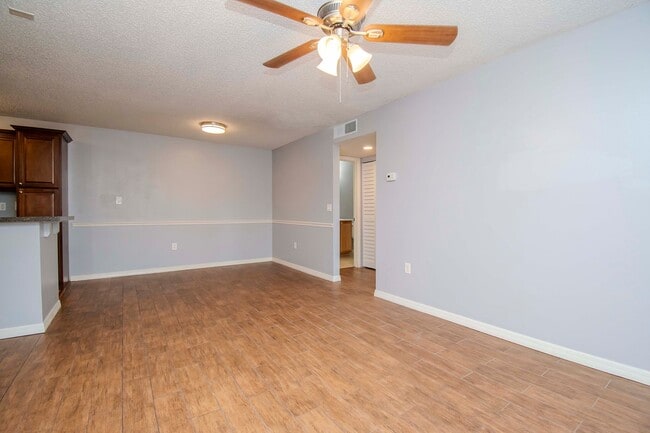 Building Photo - 1BR + Den Condo with Exclusive Move-In Incentive