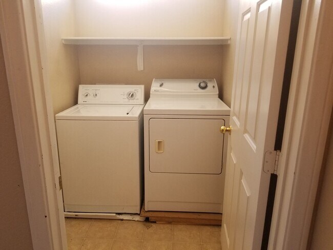 Building Photo - 2 Bedroom Single Family!!