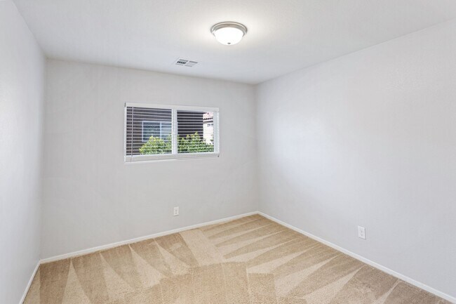 Building Photo - 3 Bath Southwest Cul de Sac Home