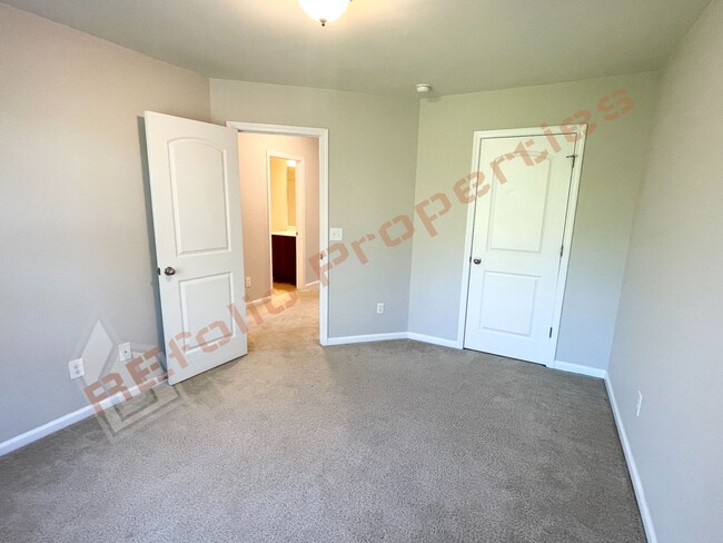Building Photo - Great Location! Elegant 3 Story 4 Bedroom ...
