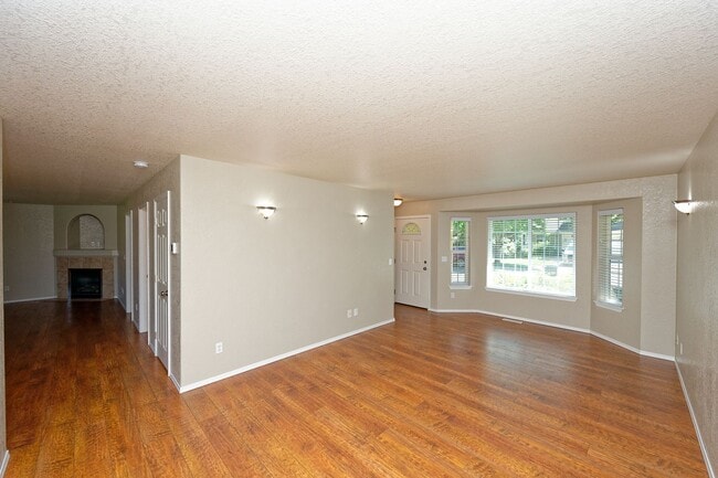 Building Photo - 4 Bedroom Home