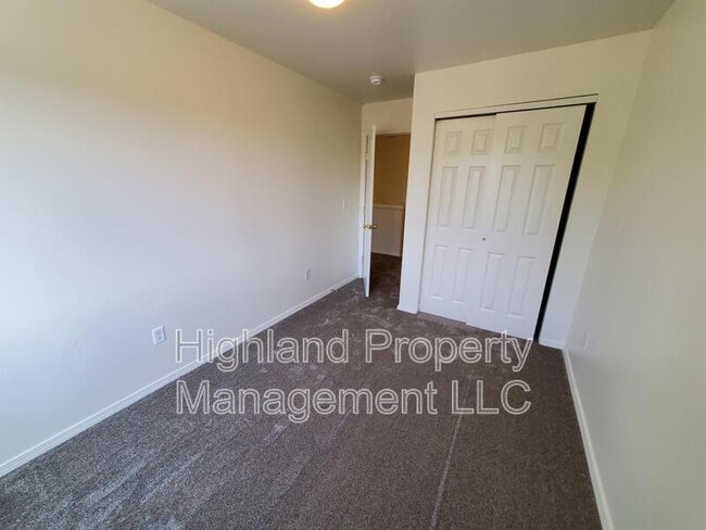 Building Photo - 324 NE Whitman St