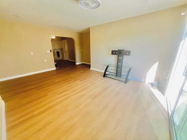 Building Photo - 2 Units Property
