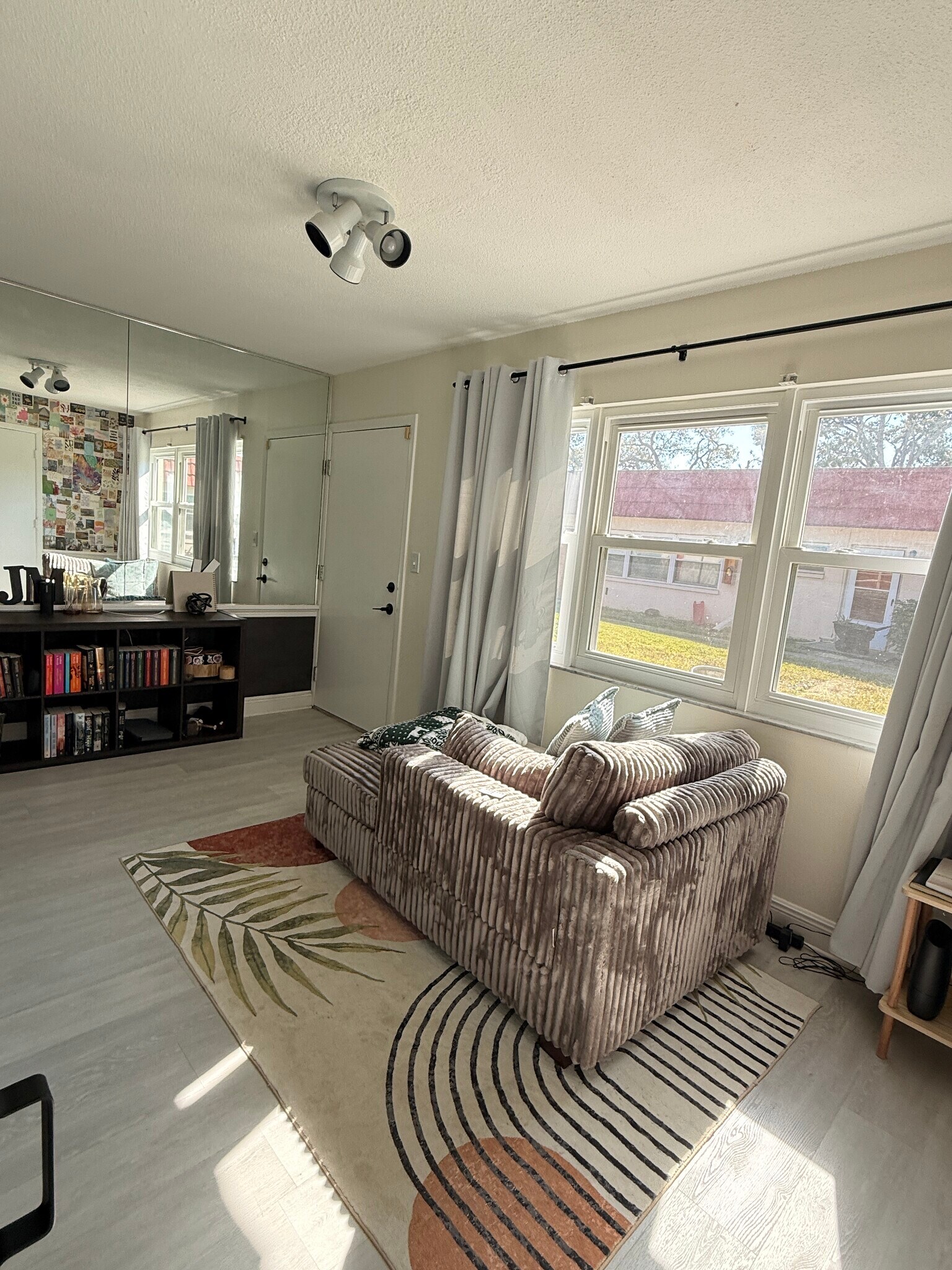 Sunroom - 5865 37th Ave N