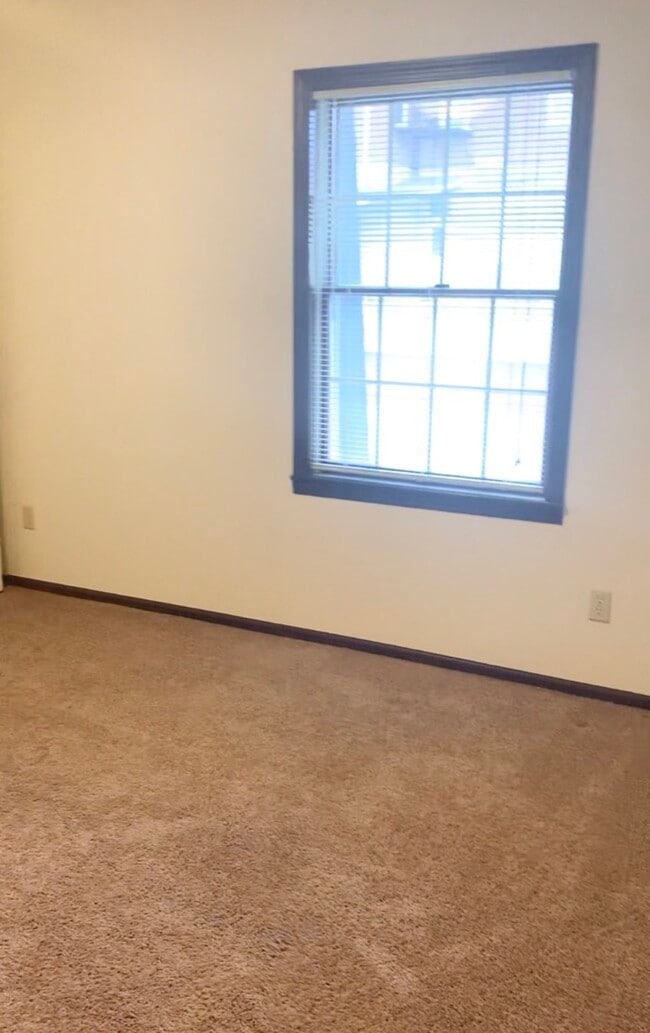 Building Photo - 1100 W High St