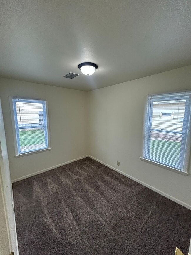 Building Photo - 2 Bedroom Single Family Home