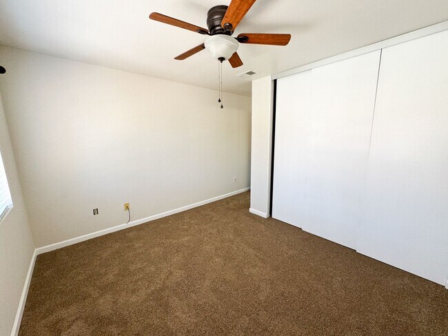 Building Photo - Eastlake : 2 bed, 2.5 bath vaulted ceiling...