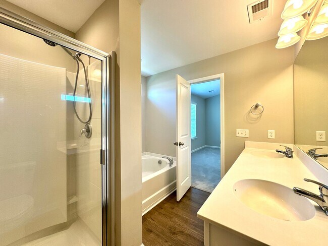 Building Photo - 3 Bed 2 Bath Townhome Located in Cokers Commons in Goose Creek!