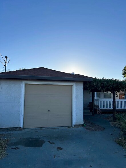 Building Photo - 145 Poinsettia Ave