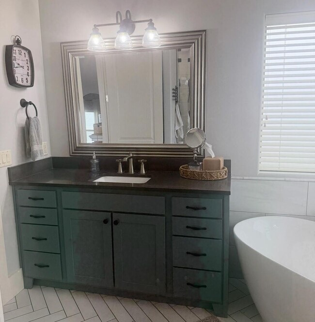 Building Photo - Beautifully Renovated 6 Bedroom Home in th...